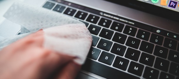 Schoonmaken toetsenbord laptop.jpg