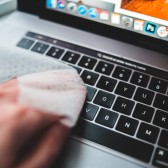 Schoonmaken toetsenbord laptop.jpg